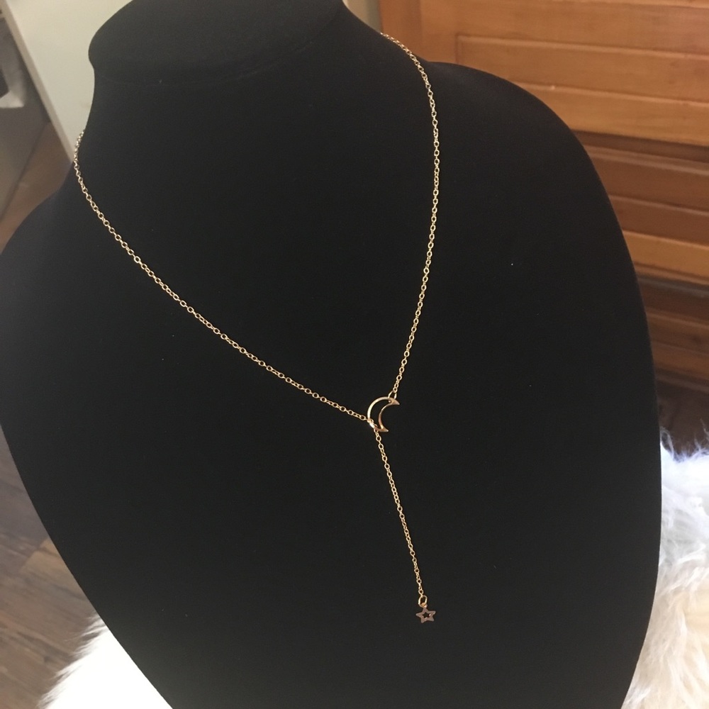 Beautiful gold star & moon necklace - Picture 3 of 6